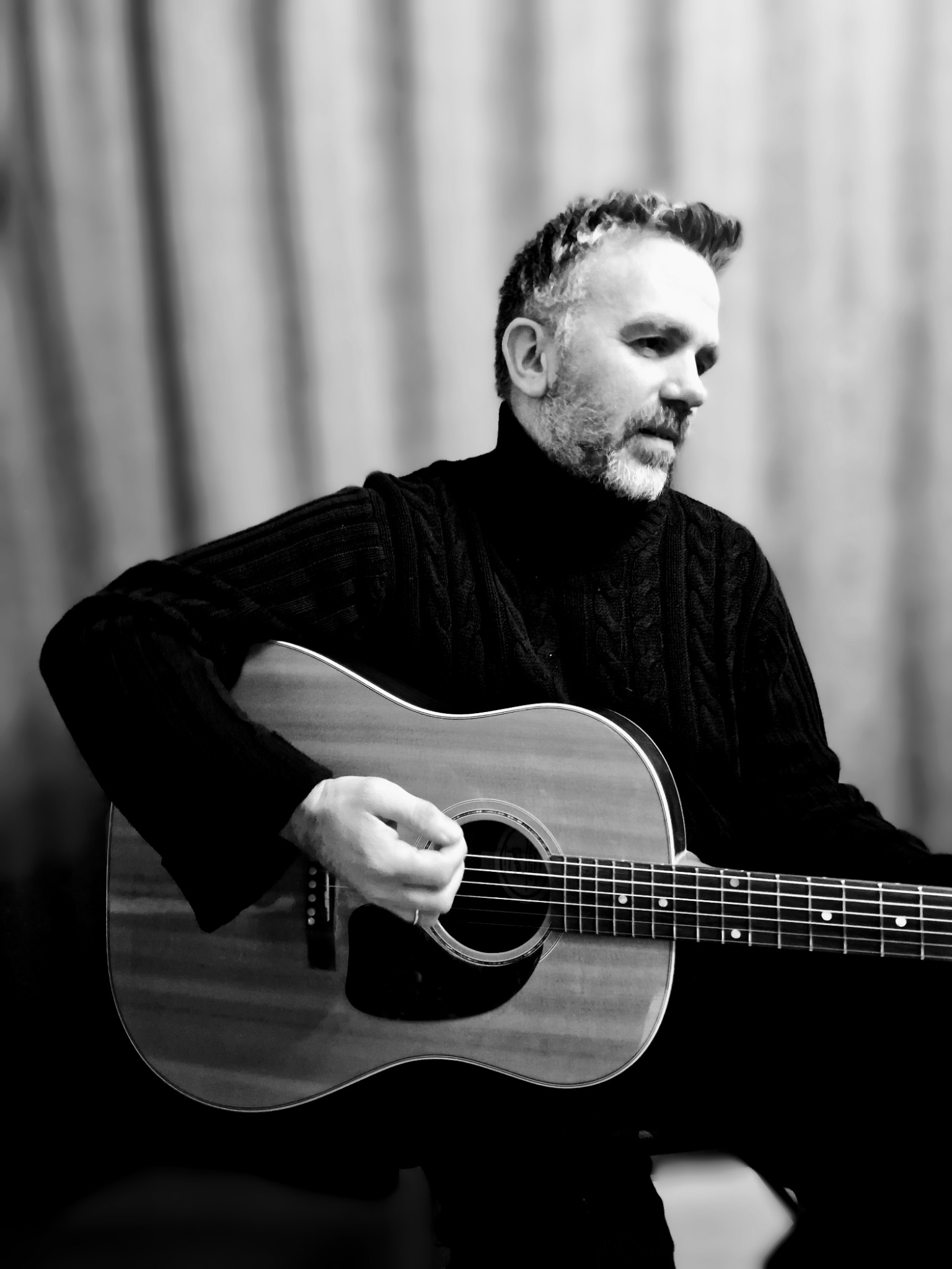 Trond LA med akustisk gitar